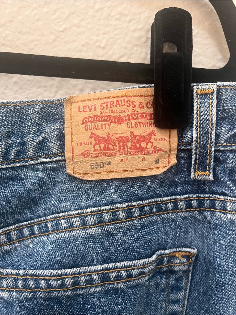 VINTAGE Levi's 550 Medium Blue Relaxed Denim Jeans. Tapered leg - Picture 4 of 5